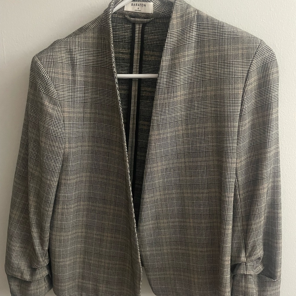 Aritzia Babaton Blazer cropped size 8 EUC barely worn!